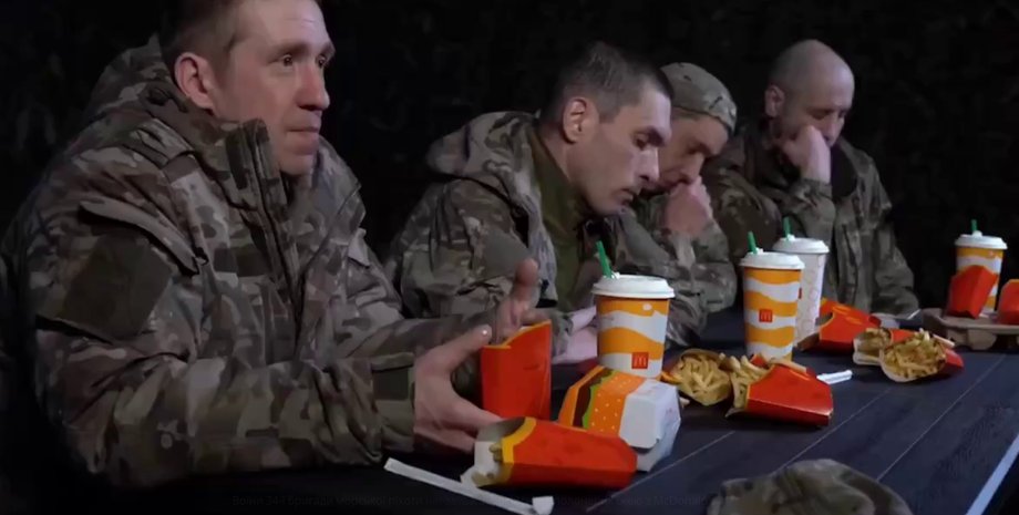 Фото до матеріалу: Відео: морпіхи ЗСУ годують полонених росіян їжею з McDonald's