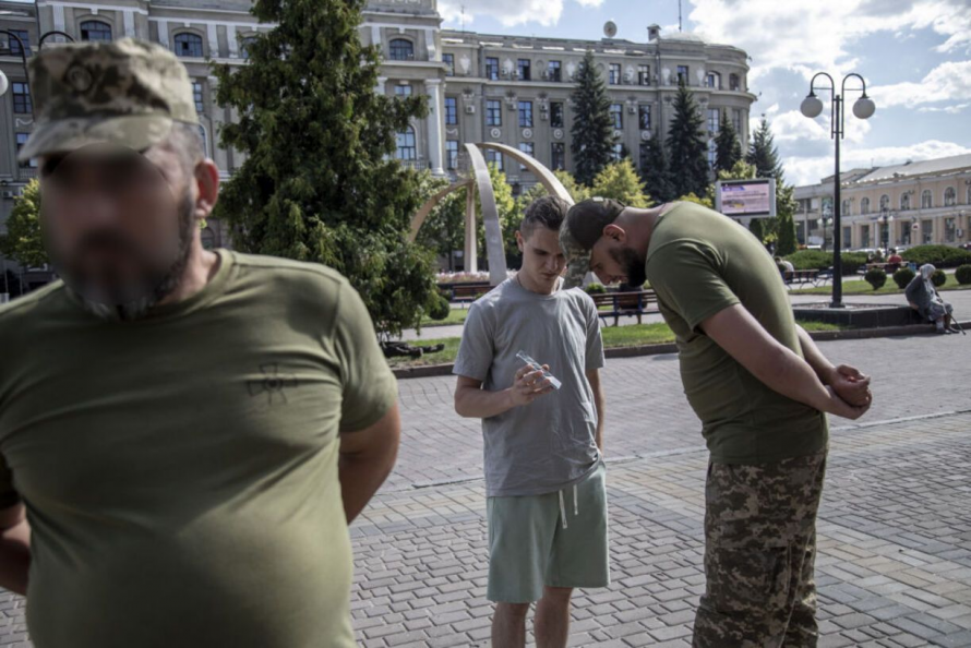 Фото до матеріалу: Смартфони поза законом: чому в ТЦК діє сувора заборона на мобільні телефони