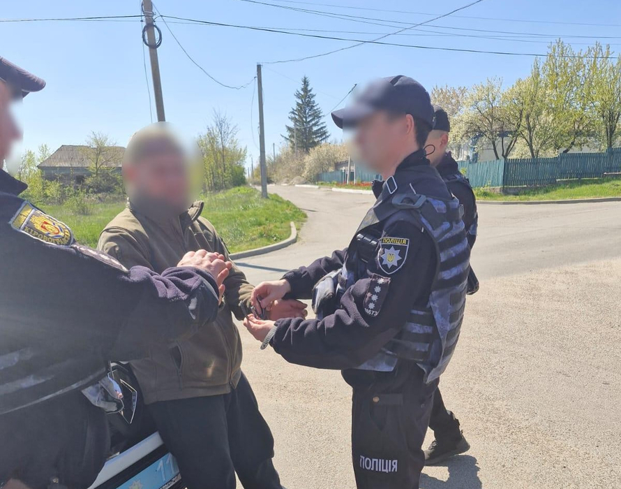 Фото до матеріалу: У Новоукраїнці за розбій затримали чоловіка з ножем