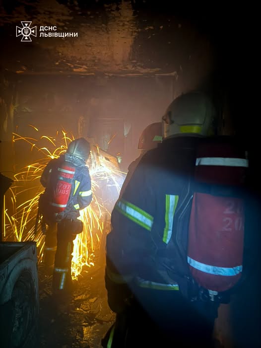 Фото до матеріалу: Пожежа на вулиці Кавалерідзе: рятувальники врятували 12 мешканців дев'ятиповерхівки