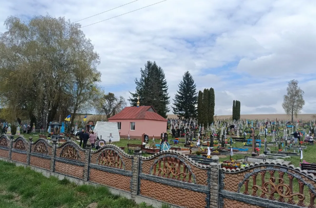 Фото до матеріалу: Чому традиція Проводів — це не російський звичай, а давня українська пам'ять