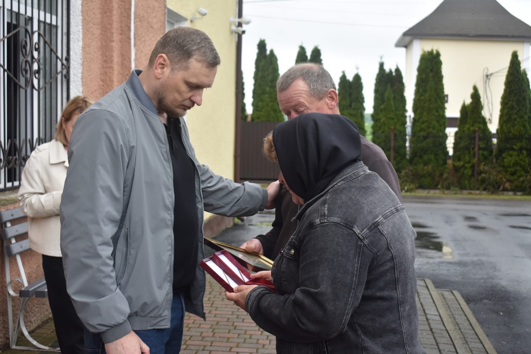 Фото до матеріалу: Батькам Віталія Подзізея передали посмертні нагороди у Зимнівській громаді