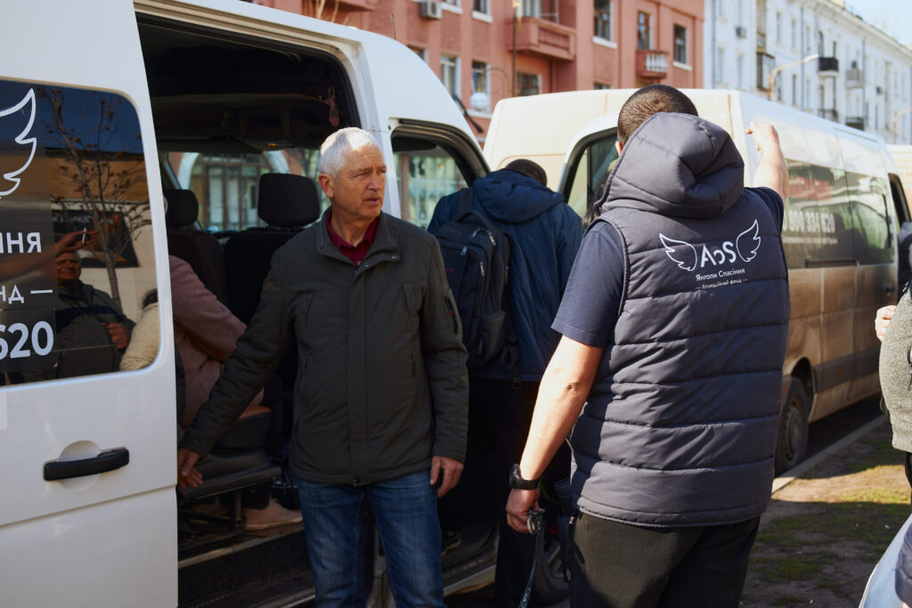 Фото до матеріалу: БФ «Янголи Спасіння»: евакуація безкоштовна, а не «напризволяще», як працюють транзитні центри