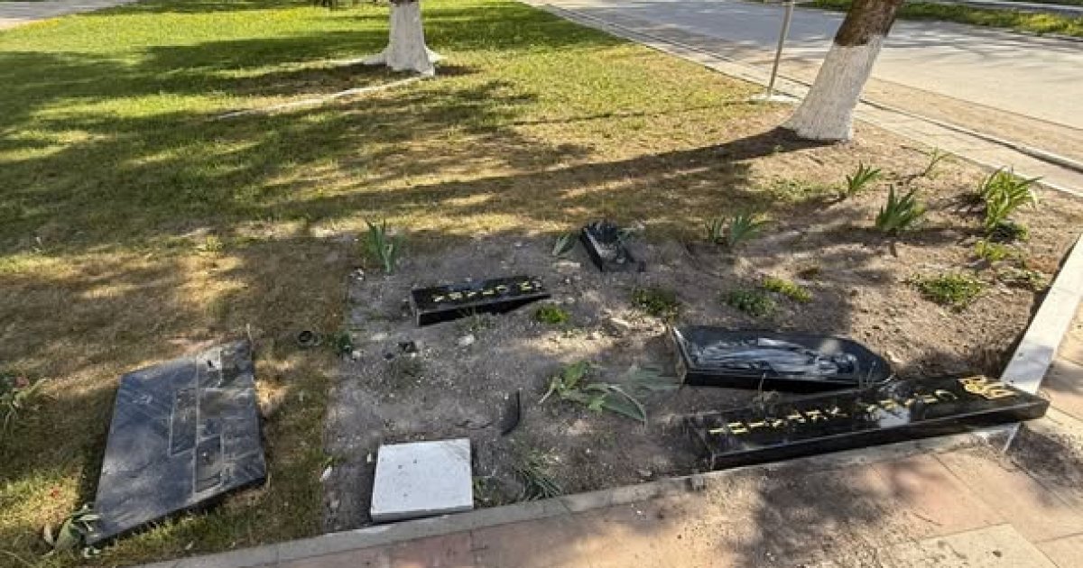 Фото до матеріалу: На Львівщині п'яний водій в'їхав у меморіал Небесної Сотні та втік