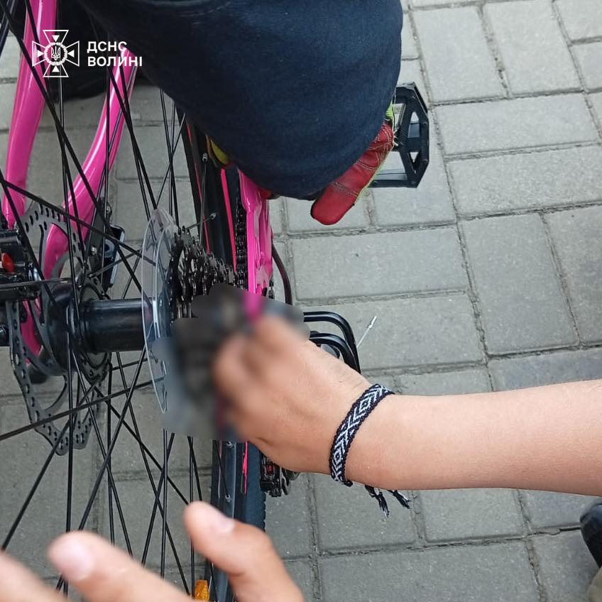 Фото до матеріалу: У Струмівці рятувальники врятували палець 10-річного хлопчика з велосипедного ланцюга