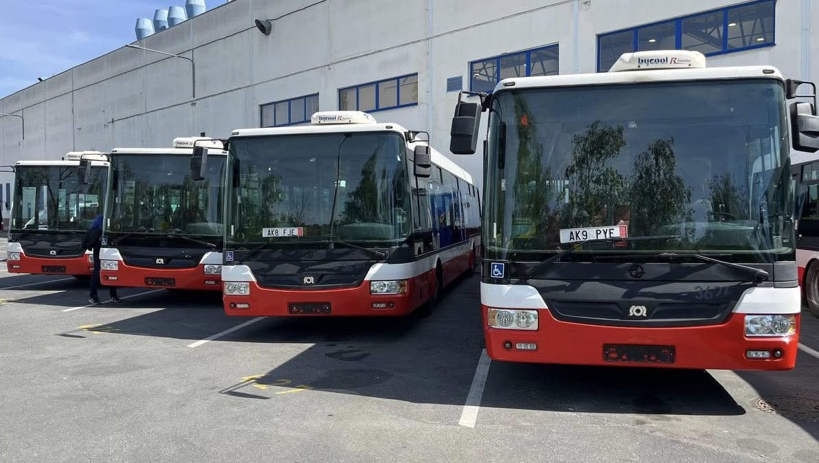 Фото до матеріалу: Хмельницький отримав чотири нові автобуси від друзів з Праги