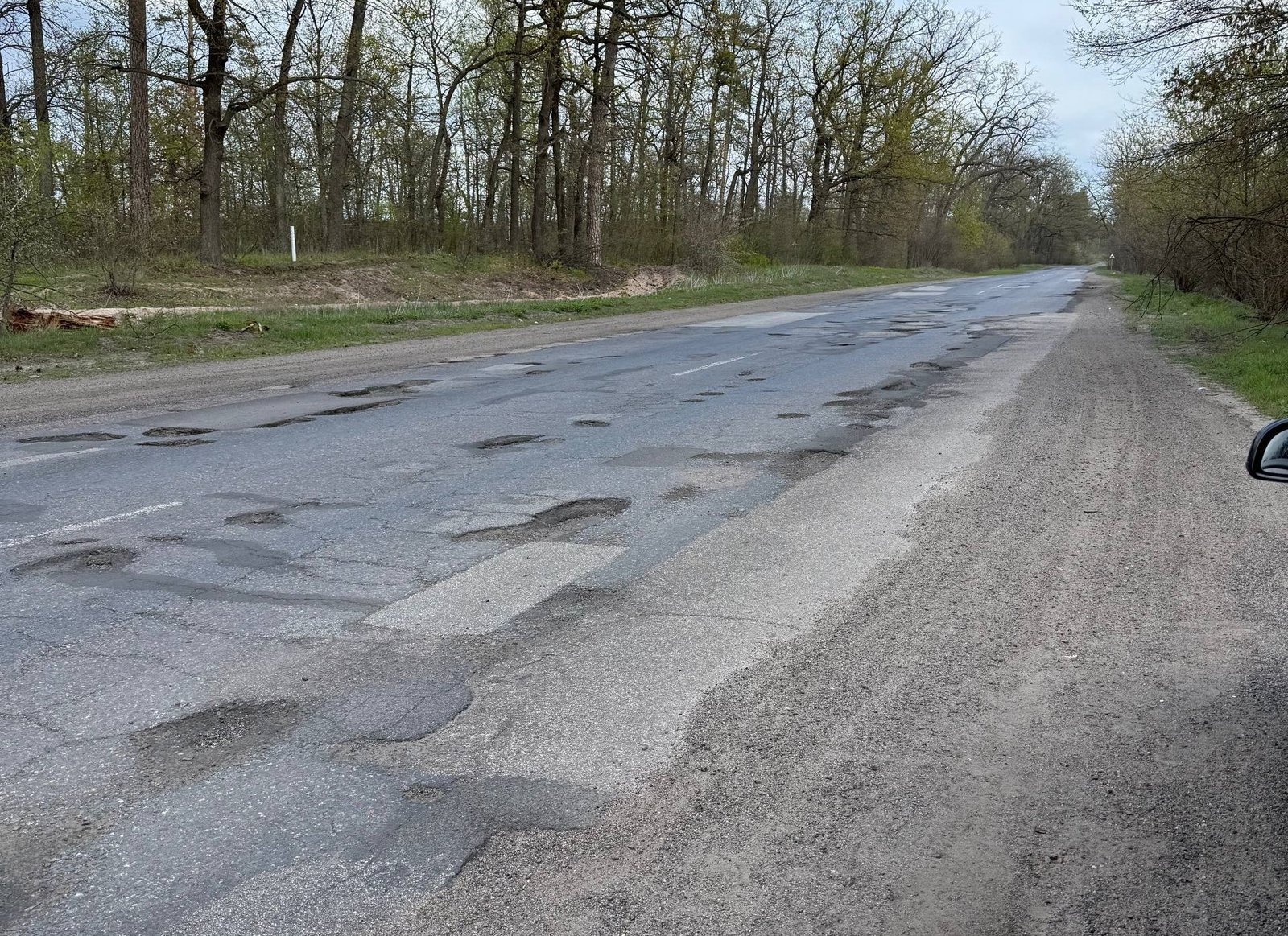 Фото до матеріалу: Дві пробиті шини на шляху до Кобзаря: чи відремонтують дороги Черкащини