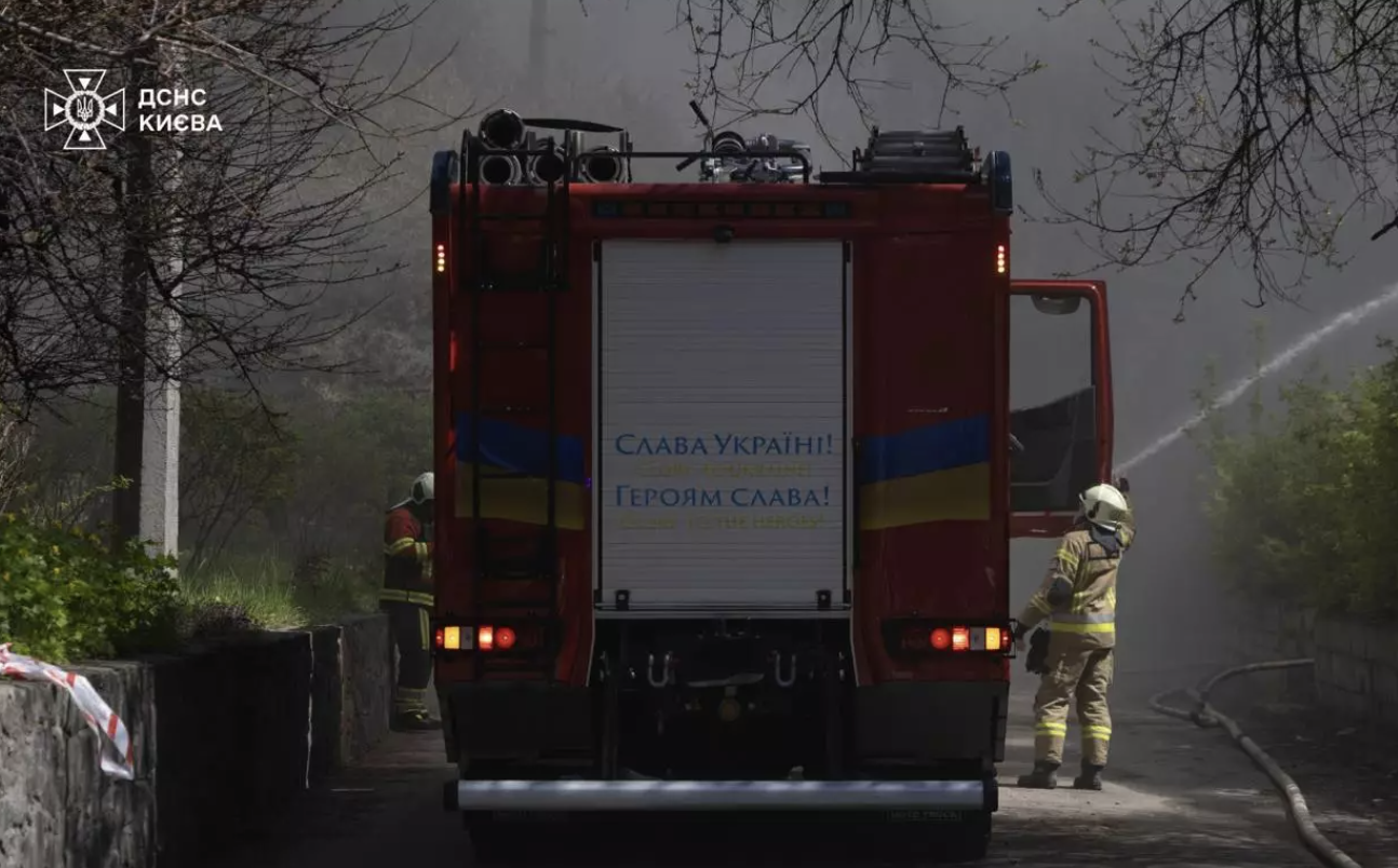 Фото до матеріалу: У Голосіїві горіли склади: пожежа на другому поверсі