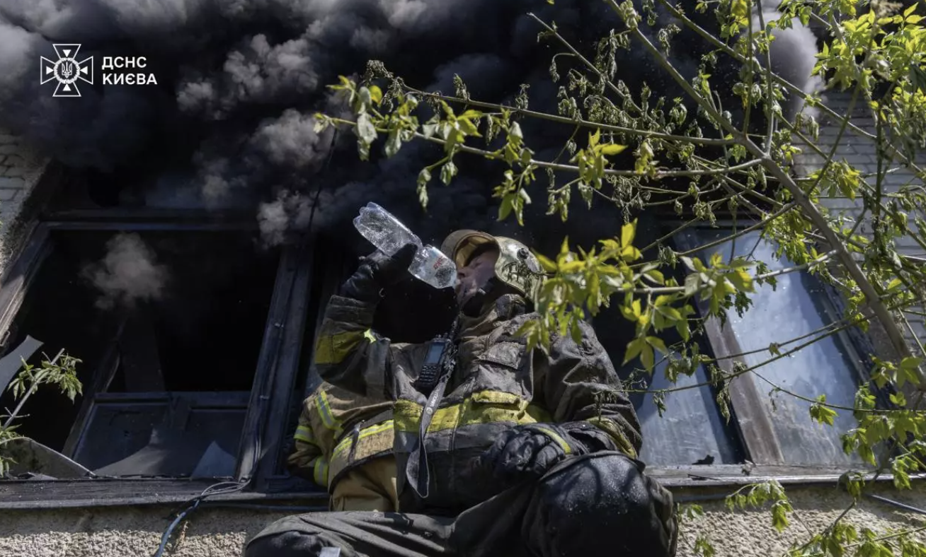 Фото до матеріалу: У Голосіїві горіли склади: пожежа на другому поверсі