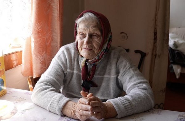 Фото до матеріалу: 77-річну бабусю з Донеччини евакуювали наземним дроном, тепер вона з родиною на Черкащині