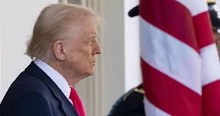 Фото до матеріалу: Трамп підвищує мита на автомобілі з ЄС до 25% попри торговельну угоду
