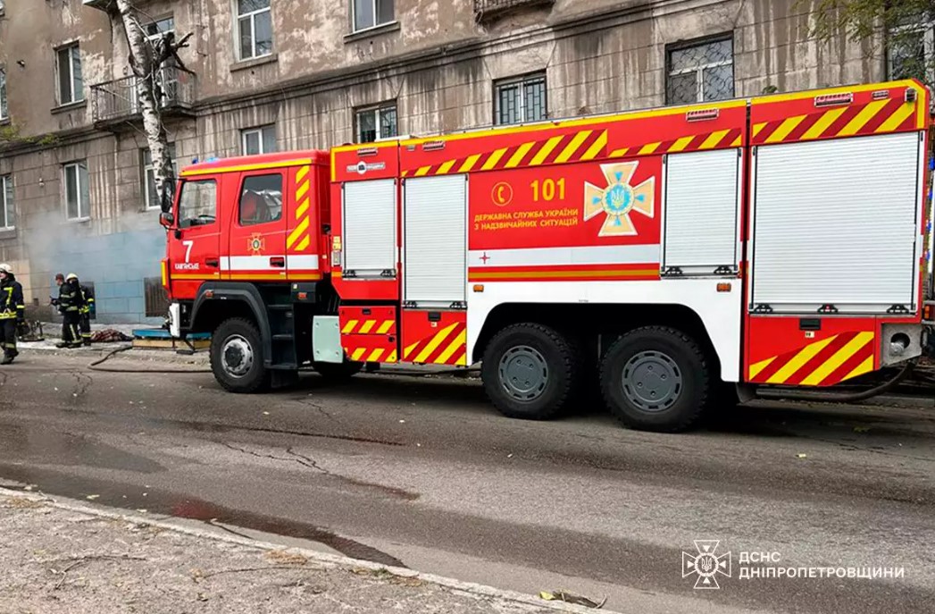 Фото до матеріалу: У Кам'янському рятували чоловіка з пожежі в автомагазині