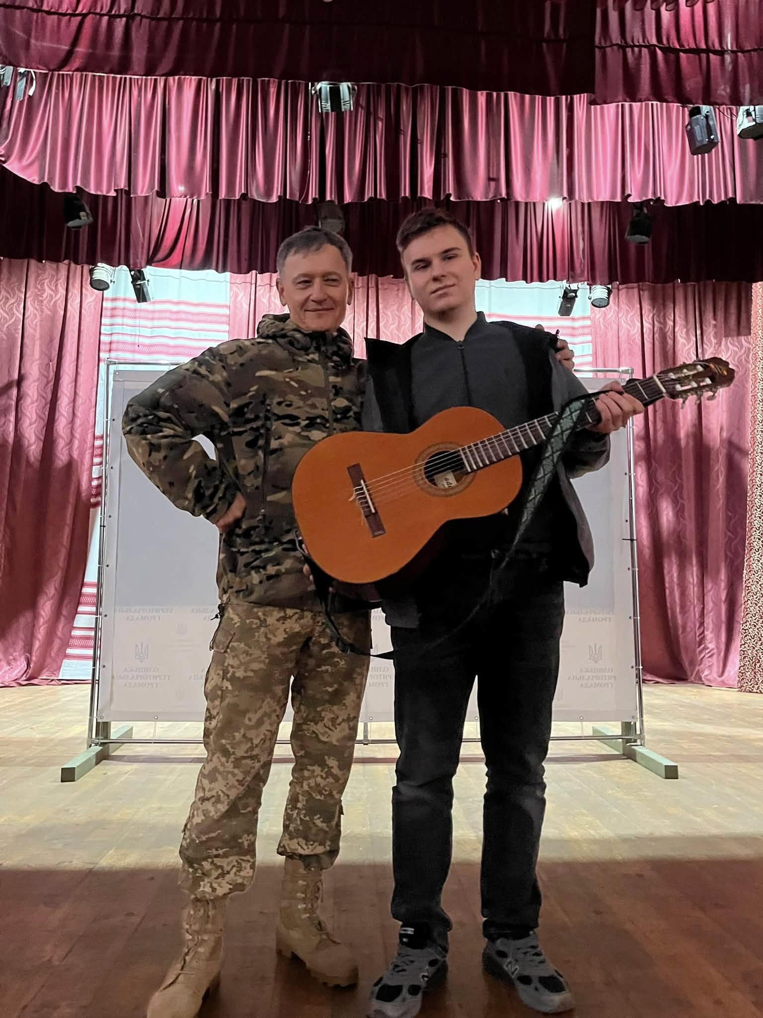 Фото до матеріалу: В Олиці відбувся авторський вечір Миколи Більшевича «Бард і війна»