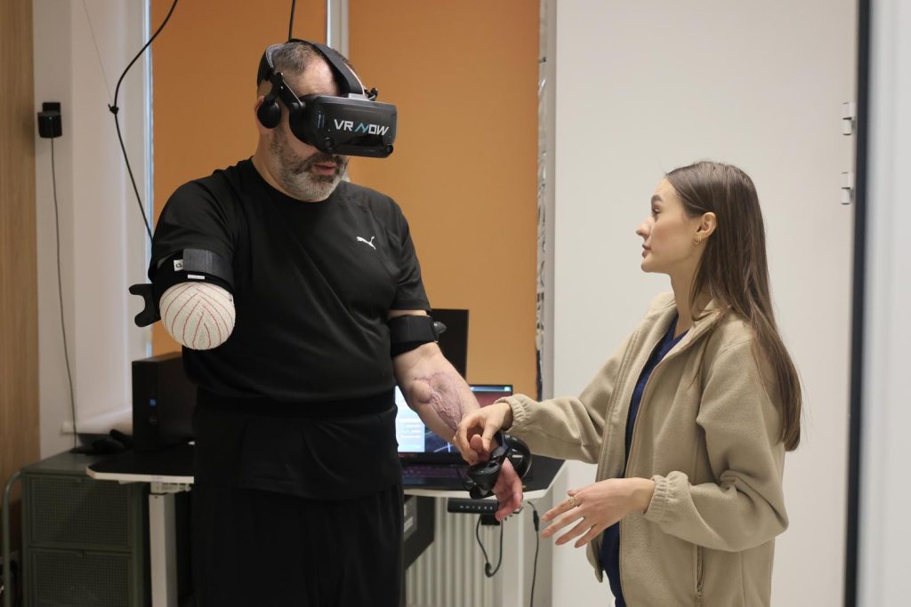 Фото до матеріалу: Віртуальна реальність на службі відновлення: як VR допомагає ветеранам у Львові та Харкові