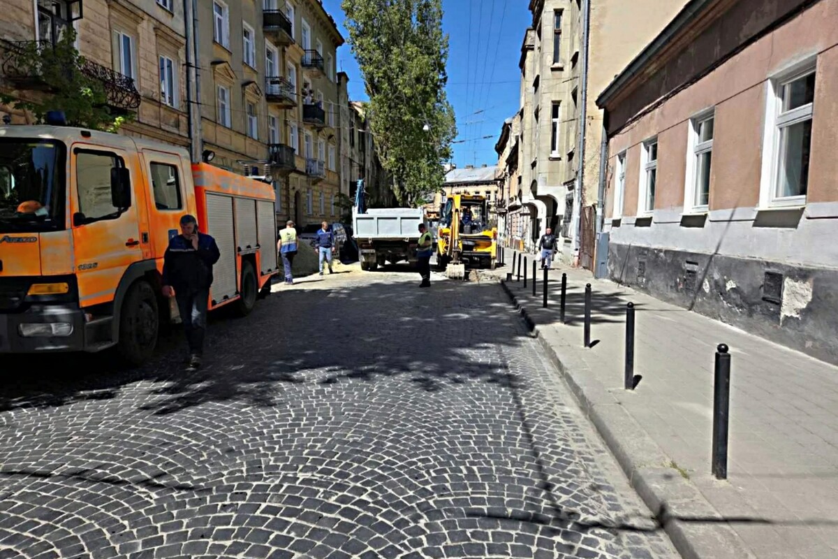 Фото до матеріалу: Аварія на вул. Шептицьких: тролейбуси № 27 і 32 закорочені, водопостачання відсутнє