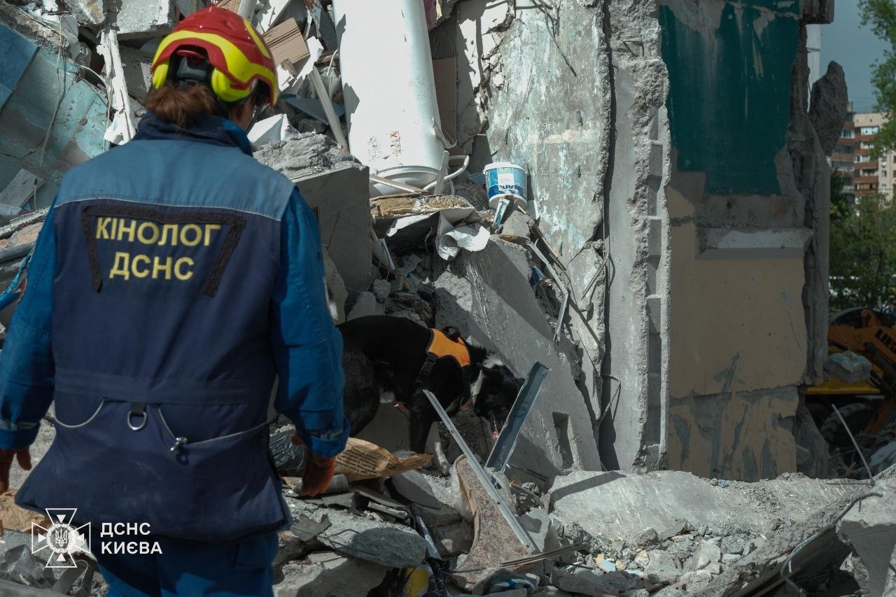 Фото до матеріалу: У Києві 12 загиблих: рятувальники витягли з-під завалів тіло жінки
