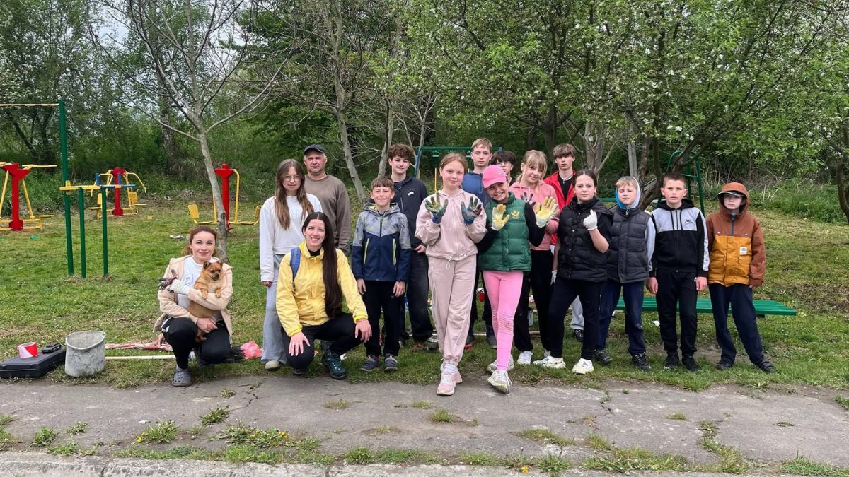 Фото до матеріалу: Мешканці Підгірок відновили дитячий майданчик у рамках громадської толоки
