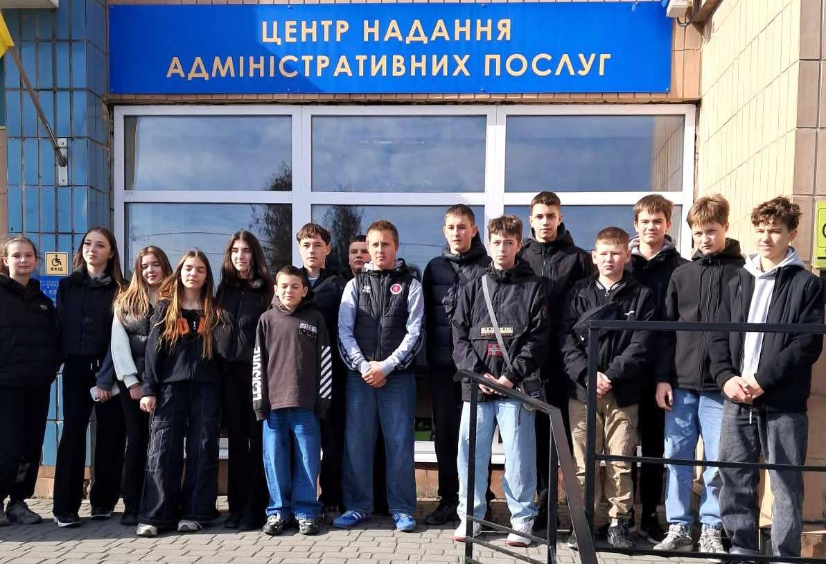 Фото до матеріалу: Учні Тальнівської школи відвідали ЦНАП, банк та виробництво в рамках профорієнтації
