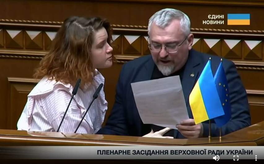 Фото до матеріалу: Скандал у Верховній Раді: Безугла намагалася силою відібрати текст виступу Федієнка