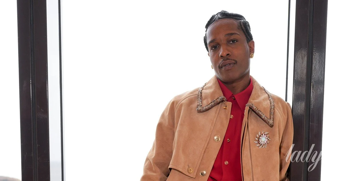 Фото до матеріалу: A$AP Rocky на показі Chanel: рожевий аксесуар став натяком на доньку