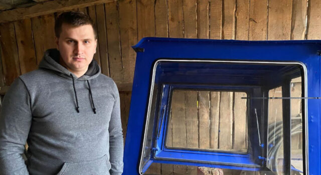Фото до матеріалу: Майстер з Броніці виготовив понад 200 тракторних кабін