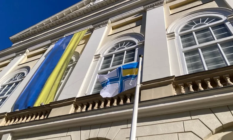 Фото до матеріалу: Біля львівської Ратуші урочисто підняли Військово-Морський прапор