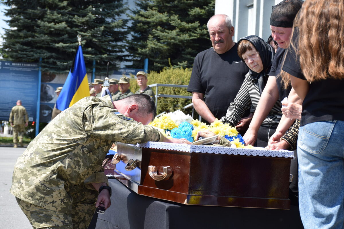 Фото до матеріалу: Хмельниччина попрощалася з шістьма загиблими воїнами: прощання пройшло у різних громадах