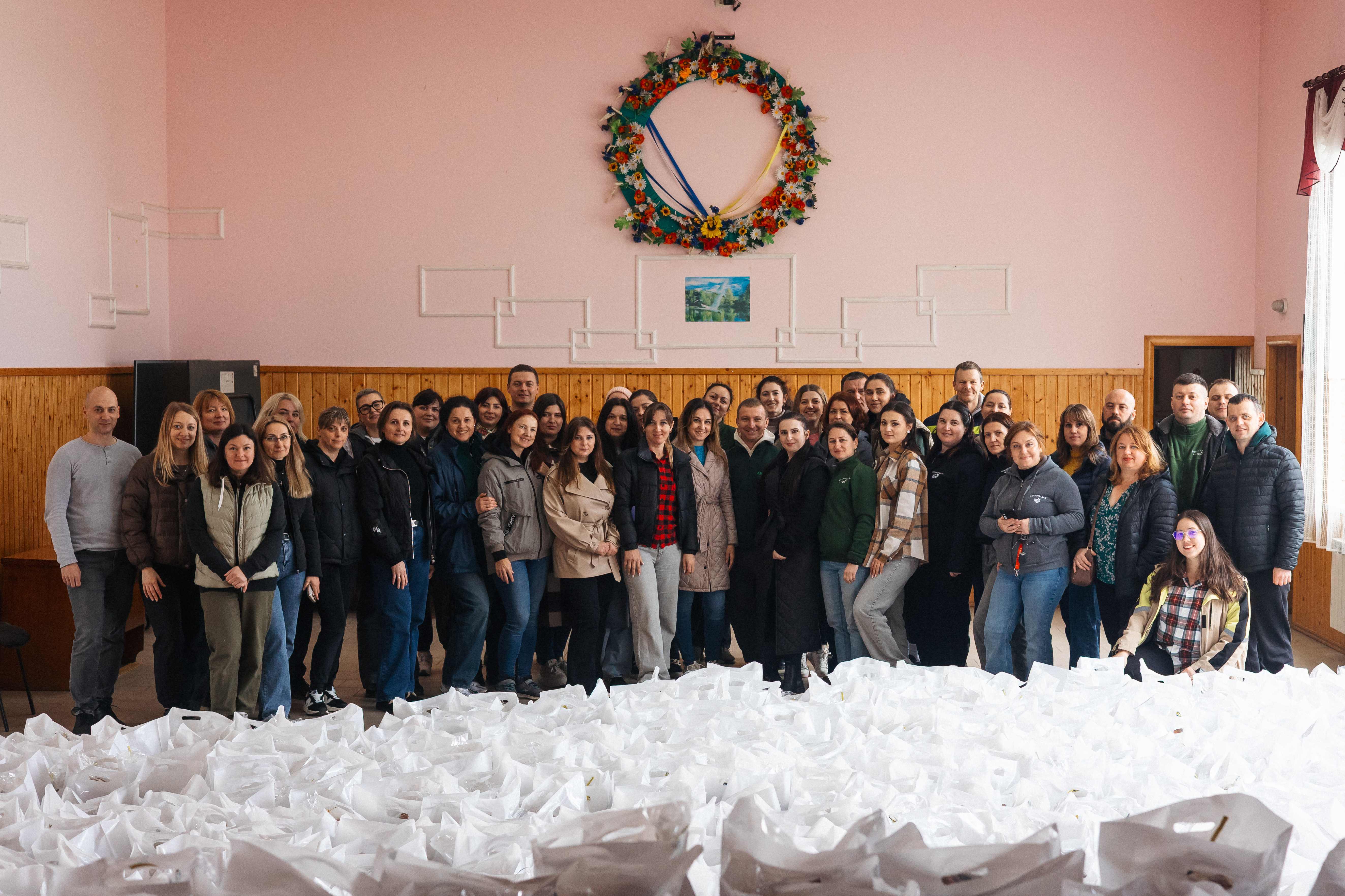 Фото до матеріалу: Компанія «Ґудвеллі Україна» передала понад 1300 великодніх пакунків у 65 селах