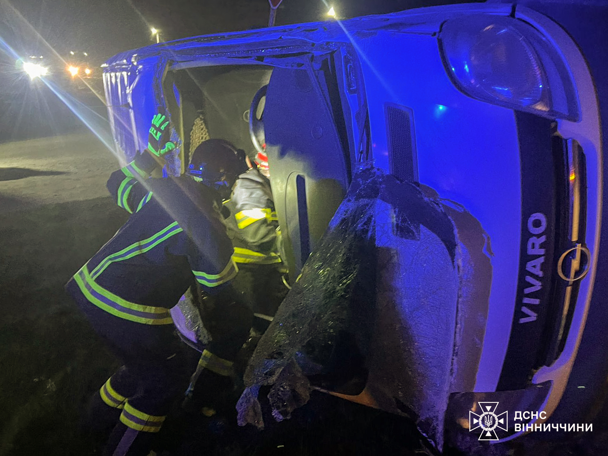 Фото до матеріалу: Вінницькі рятувальники запобігли пожежі після двох ДТП