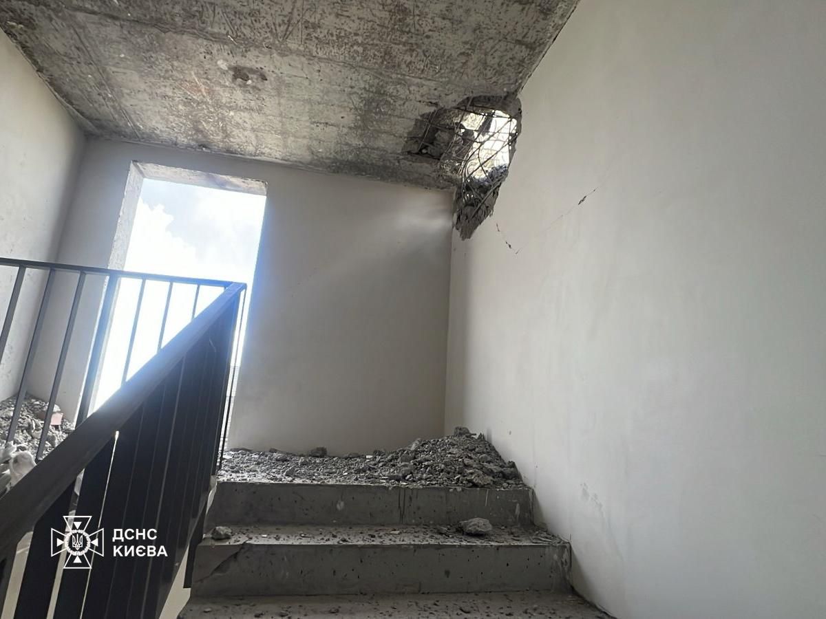 Фото до матеріалу: У Києві ліквідовані наслідки ворожої атаки: пошкодження та поранені у двох районах