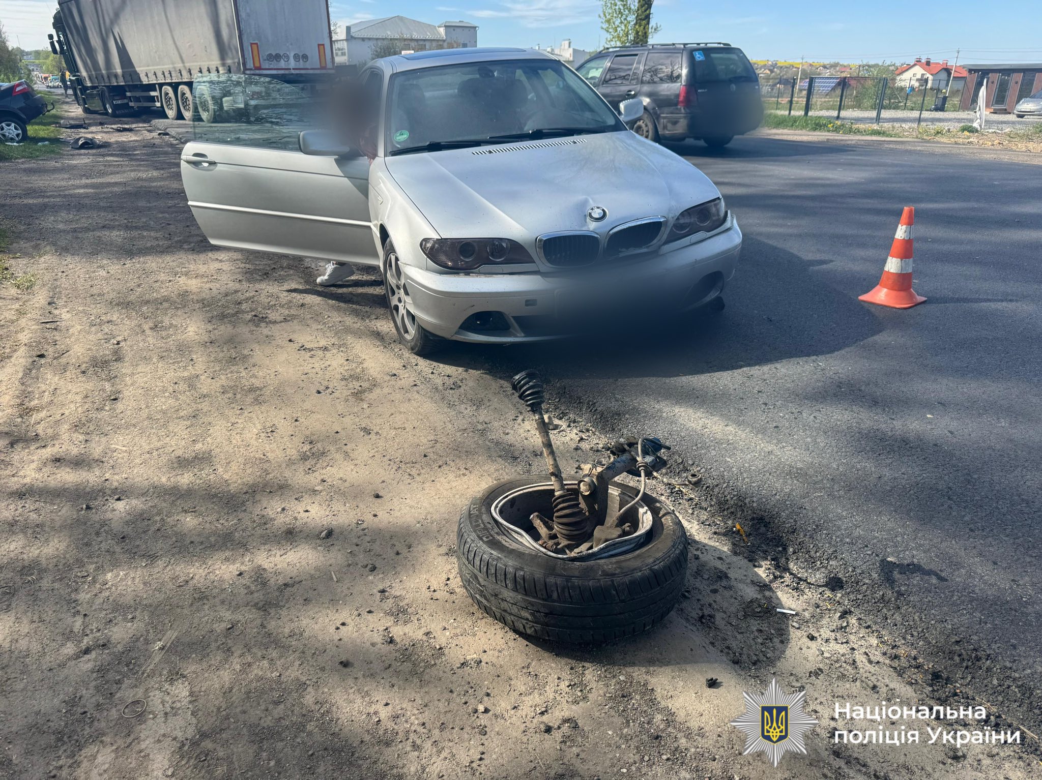 Фото до матеріалу: Три авто зіткнулися на Калуському шосе: один водій постраждав