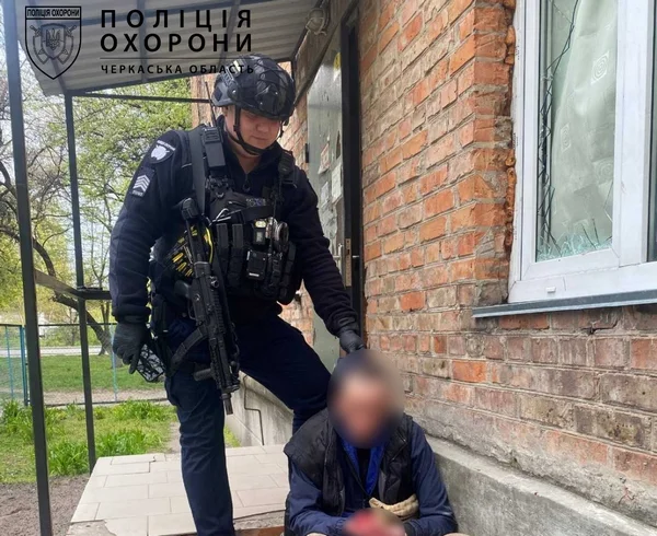 Фото до матеріалу: У Черкасах чоловік розбив вікно в лікарні та намагався втекти