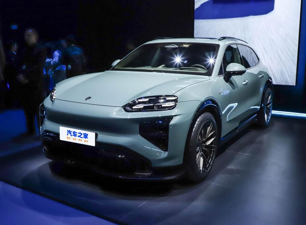 Фото до матеріалу: Porsche представила електричний Cayenne Turbo: потужність 1156 к.с. та ціна