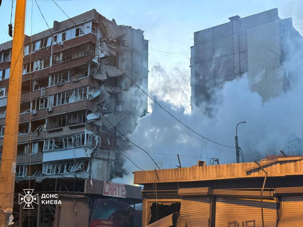 Фото до матеріалу: У Києві внаслідок російської атаки обвалилися конструкції будинку, під завалами люди