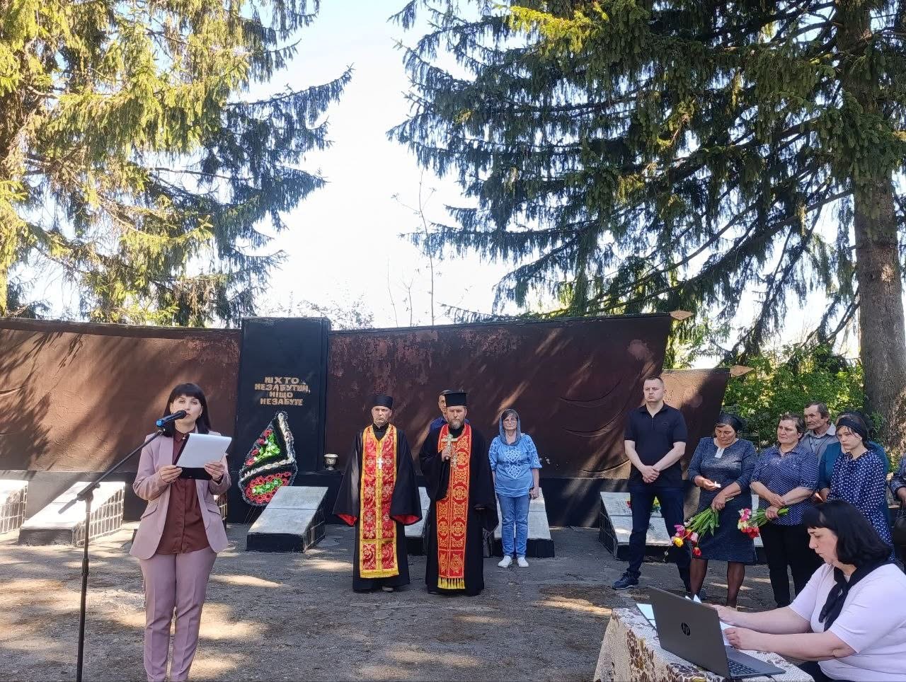 Фото до матеріалу: В Уланівській громаді вшанували пам'ять чотирьох загиблих Героїв: відкрито меморіальні дошки