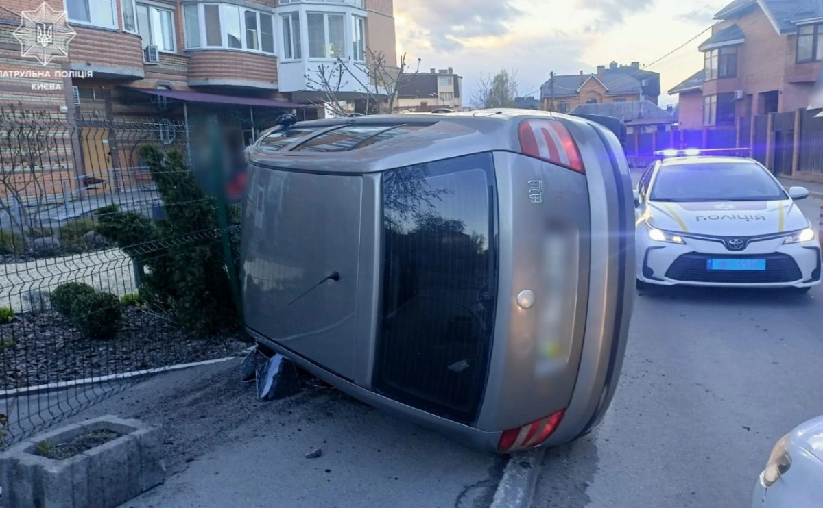 Фото до матеріалу: П'яний водій без прав перекинув Skoda у Святошинському районі Києва