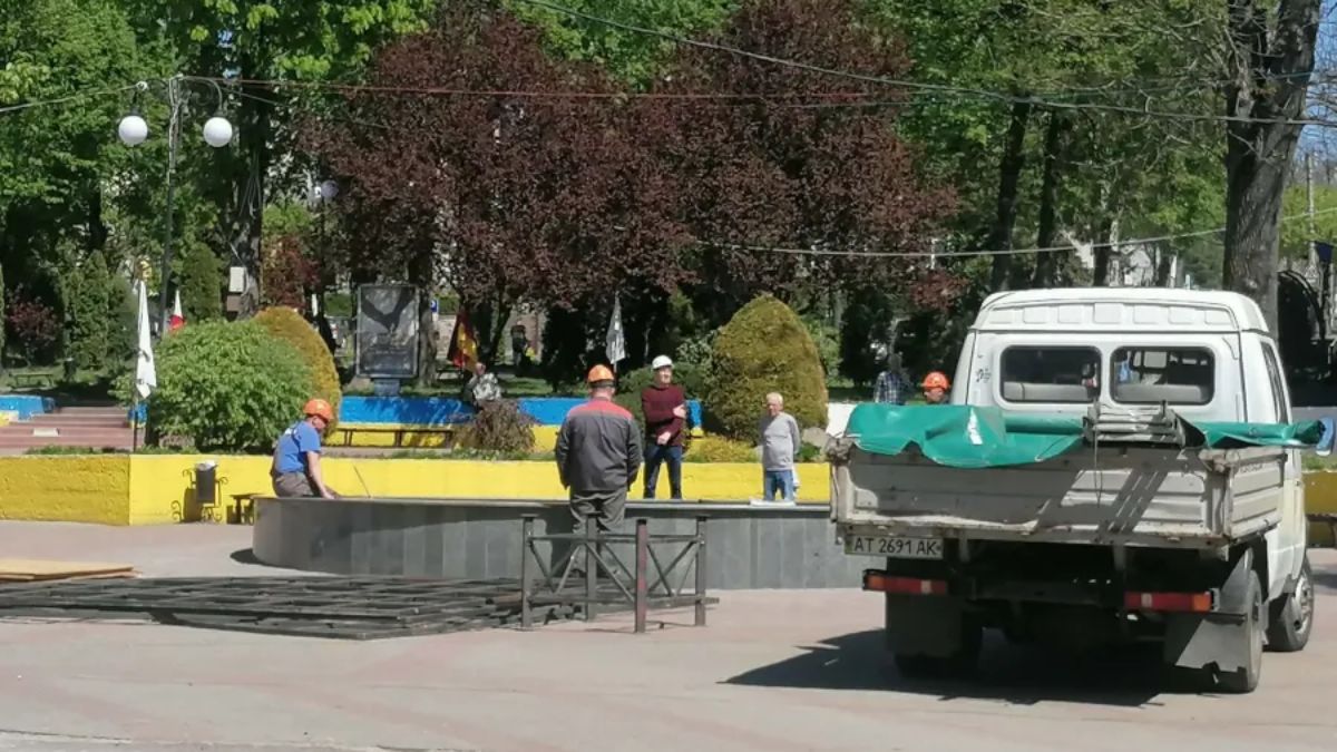 Фото до матеріалу: Фонтан на площі Героїв у Калуші планують запустити цього тижня