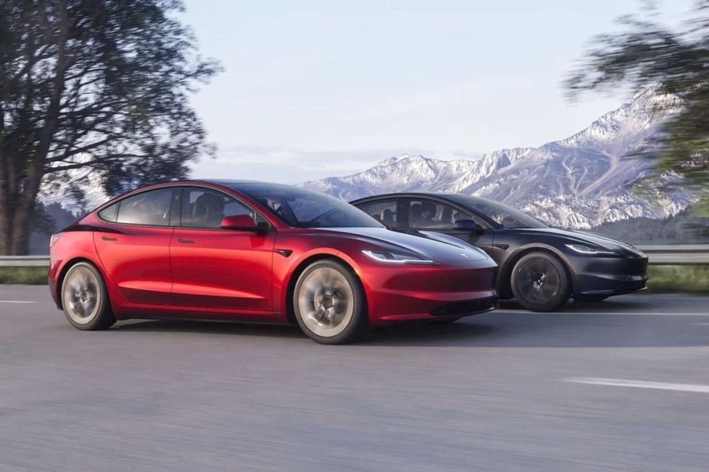 Фото до матеріалу: Автомобілі Tesla раптово «сліпнуть»: Ілон Маск терміново відкликає понад 218 тисяч електрокарів