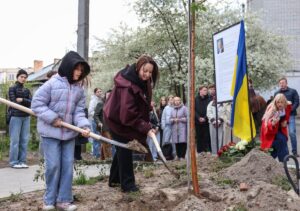 Фото до матеріалу: У Львові вшанували пам'ять Ірини Фаріон: від служби в храмі до висадження дерева на Масарика