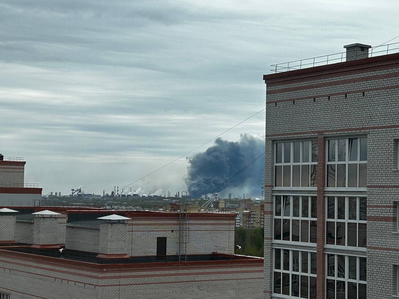Фото до матеріалу: У російському Череповці спалахнула масштабна пожежа в районі комбінату "Северсталь". ФОТО