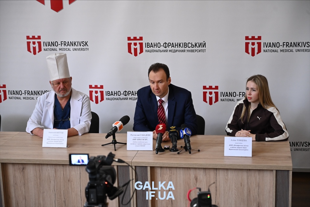Фото до матеріалу: Унікальна операція в Івано-Франківську: хірурги врятували дівчину з рідкісною патологією, яку не могли зробити в Європі
