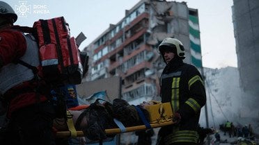 Фото до матеріалу: Масована атака на Київ: ДСНС показав наслідки обстрілу