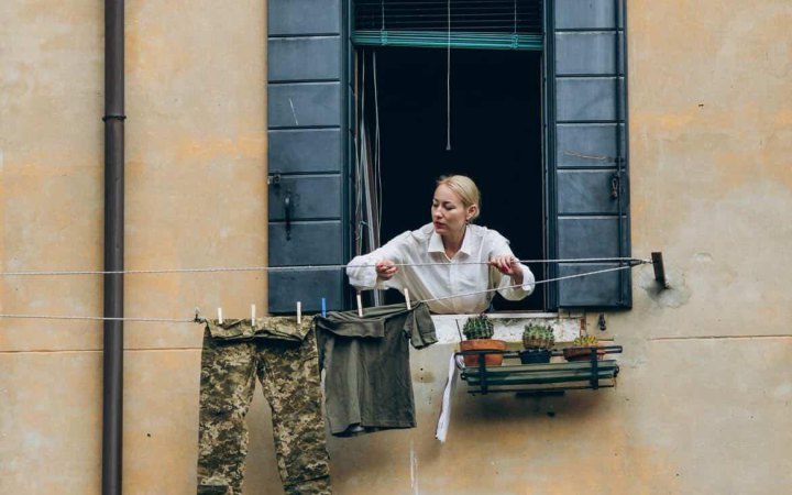 Фото до матеріалу: Дар'я Кольцова виставила форму військових у Венеції: «Хочу нагадати, що війна триває»