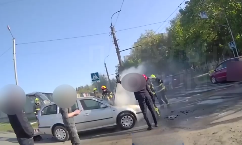 Фото до матеріалу: Черкаські патрульні врятували авто від пожежі на вулиці Смаглія