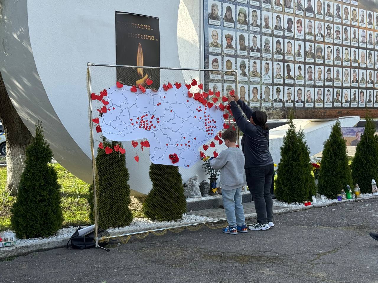 Фото до матеріалу: Матері Захисників вшанували полеглих у Барі: називали імена синів
