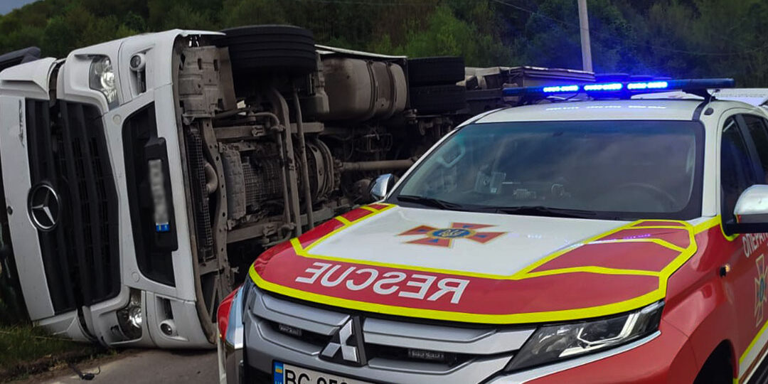 Фото до матеріалу: Неподалік Жовкви перекинулася вантажівка: водія деблокували рятувальники