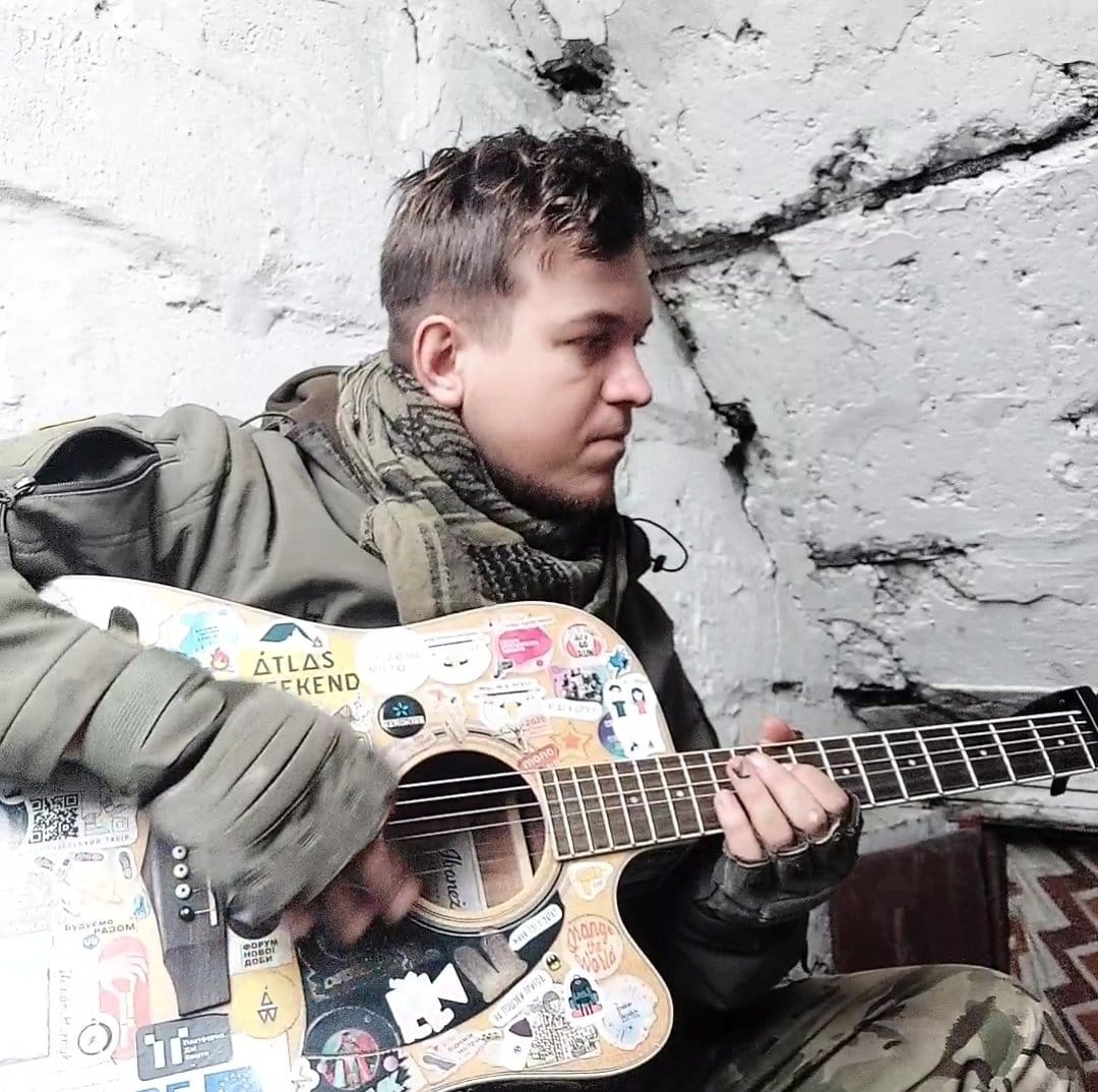 Фото до матеріалу: Аеророзвідник Павло Прижегодський створив музичну студію на передовій