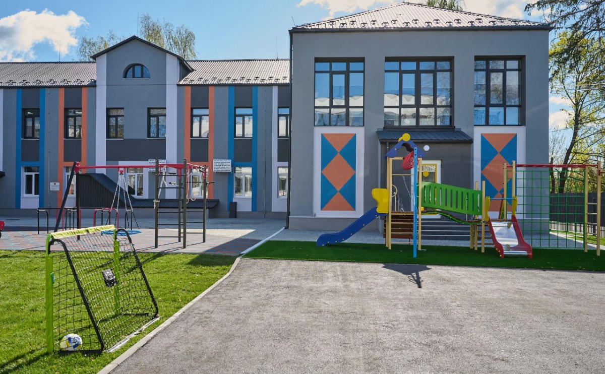 Фото до матеріалу: У Гостомелі відкрили відновлену школу, зруйновану у 2022 році: як вона виглядає тепер