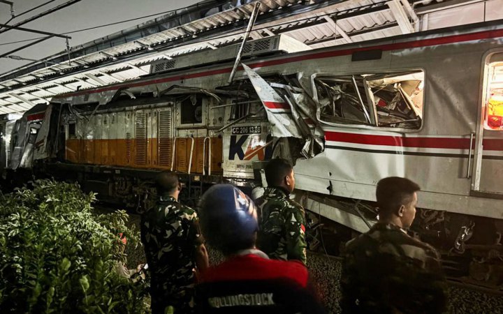 Фото до матеріалу: Трагедія в Індонезії: зіткнення потягів забрало життя чотирьох пасажирок