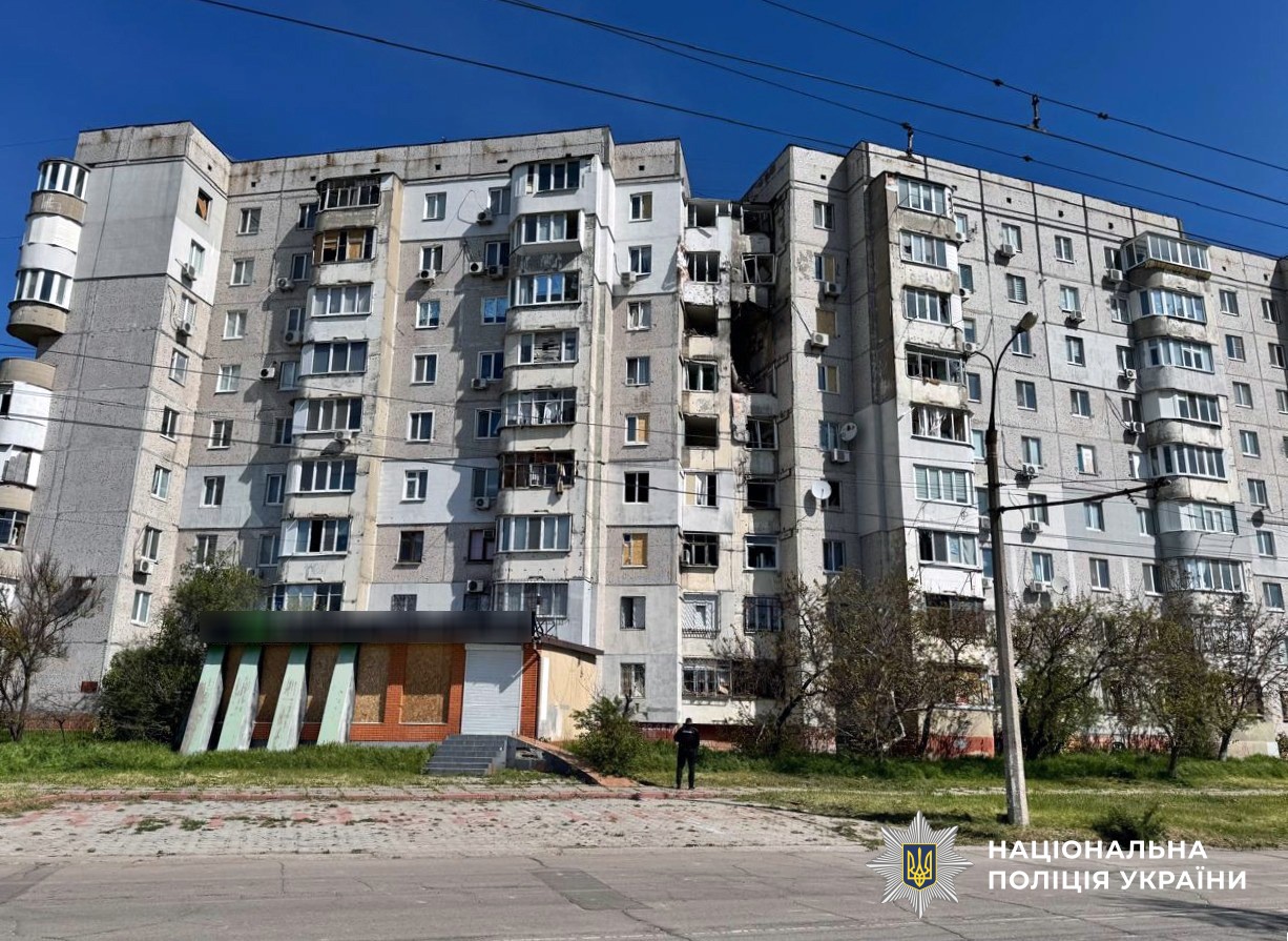 Фото до матеріалу: На Херсонщині ворожі обстріли пошкодили 30 об'єктів: зафіксовано загиблих та поранених